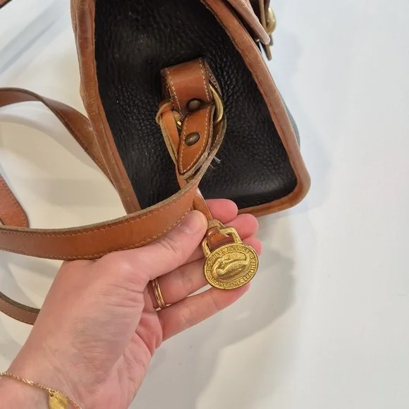 Vintage Classic Black and Tan Leather Shoulder Bag Crossbody Bag - Picture 10 of 17